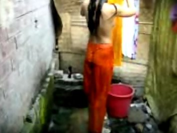 Amateur indian girl taking shower filmed by her neighbor